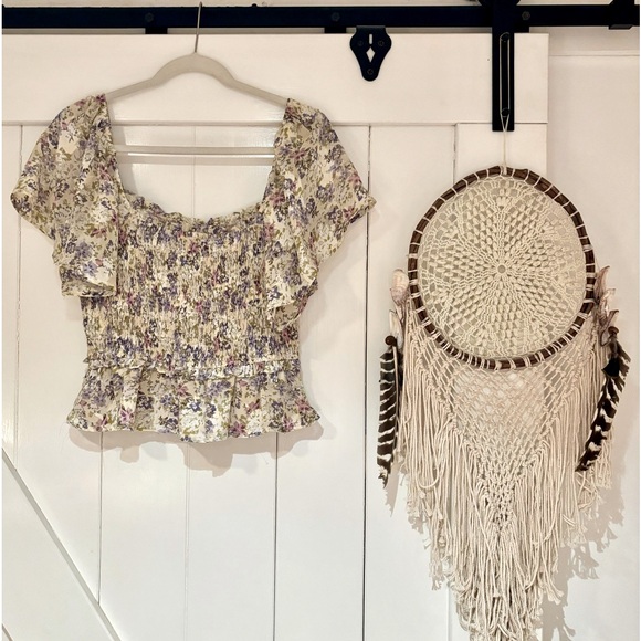 Gorgeous ASTR The Label smocked top w flutter sleeves. Silky print fabric Size S - Picture 2 of 3